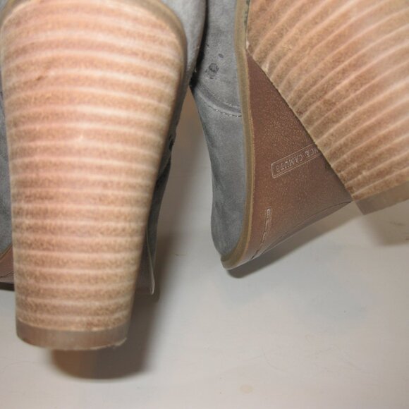 Sz 7.5 Vince Camuto Fileana Grey Split Shaft Laser Cut Out Ankle Boots - Picture 8 of 11